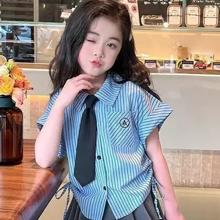 ชุดเดรสฤดูร้อนเด็กหญิง รุ่นใหม่ปี2026 สไตล์เกาหลี เสื้อเชิ้ตลายทาง+กระโปรงพลีท สำหรับเด็กโต มอบเนคไทฟรี สไตล์คอลเลจ