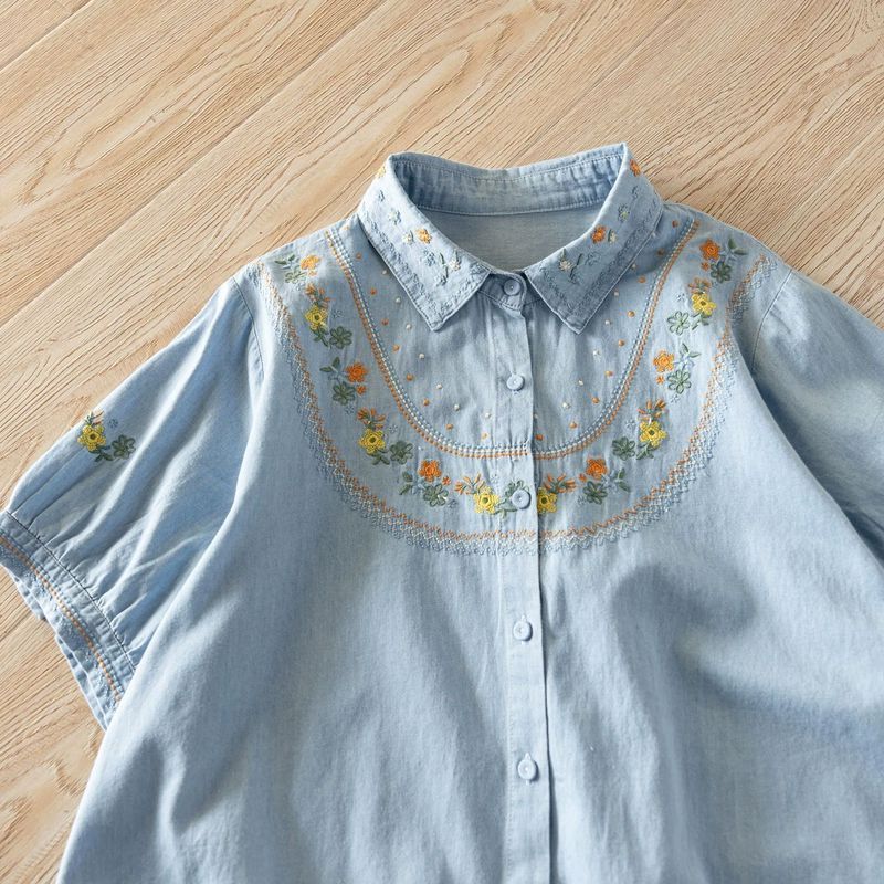 เสื้อแขนสั้นสำหรับผู้หญิง ทำจากผ้าบางเบา ผิวหน้ายุยง มีการปักลายอย่างประณีต