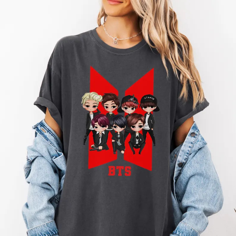 [มีสินค้า] เสื้อชิบิ BTS, เสื้อการ์ตูน Kpop, ของขวัญสำหรับแฟน BTS, เสื้อยืดตัวการ์ตูน Kpop น่ารัก, เ