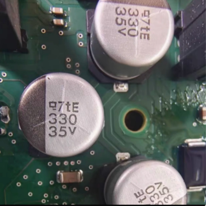 35V 330UF 35V 330 บอร์ดคอมพิวเตอร์ในรถยนต์ Patch Capacitor ยี่ห้อใหม่นําเข้า