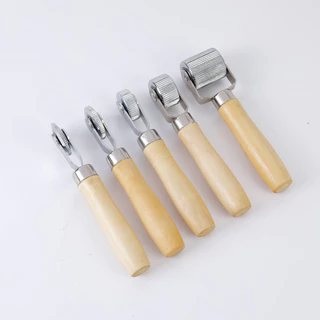 *พร้อมส่ง*ล้อแรงดัน ลูกกลิ้งรีดแผ่นปะยาง ด้ามไม้ มีขนาด 4 / 6 / 12 / 20มิล อุปกรณ์ปะยางรถยนต์