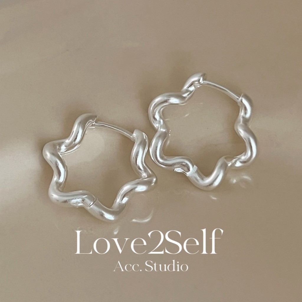 Love2selfE022 ต่างหูดอกไม้เคลือบ Minimalist สําหรับผู้หญิง Simple Wave Hoop ต่างหูสวมใส่ทุกวันแฟชั่นอุปกรณ์เสริม