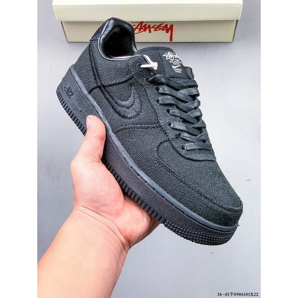 รองเท้าผ้าใบ Stussy x Air Force 1 Triple Black Low AF1 สำหรับทั้งผู้ชายและผู้หญิง สีดำล้วน