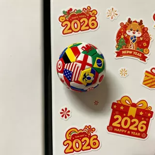 2026 ฟุตบอลโลกฟุตบอลสามมิติตู้เย็นสติกเกอร์พีวีซีหมื่นธงฟุตบอลสติกเกอร์แม่เหล็กพัดลมที่ระลึกตกแต่งของขวัญ