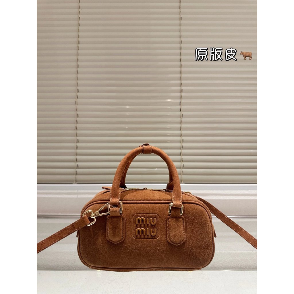 First Layer Cowhide miumiu Limited Edition กระเป๋ากล้อง Muse Bowling กระเป๋าเอกสารกระเป๋าถือเรียบง่า