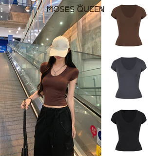 < MOSESQUEEN > มอสส์ ราชินี เสื้อยืดแขนสั้นคอยูดีไซน์เข้ารูปเน้นไหล่สร้างรูปเงาบางเหมาะกับชั้นฐานด้านบน #63575