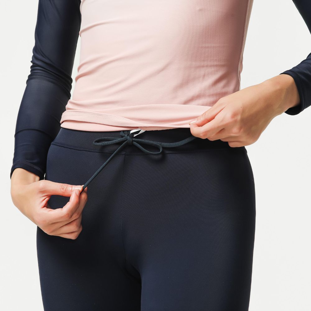 Decathlon W UVleg100L Ss23 Legging Navy กางเกงเลกกิ้งว่ายน้ำผู้หญิงขายาวป้องกันรังสียูวี – Navy ราคา ถูกที่สุด ดีลบีเคเค แกลเลอรีภาพที่ 7