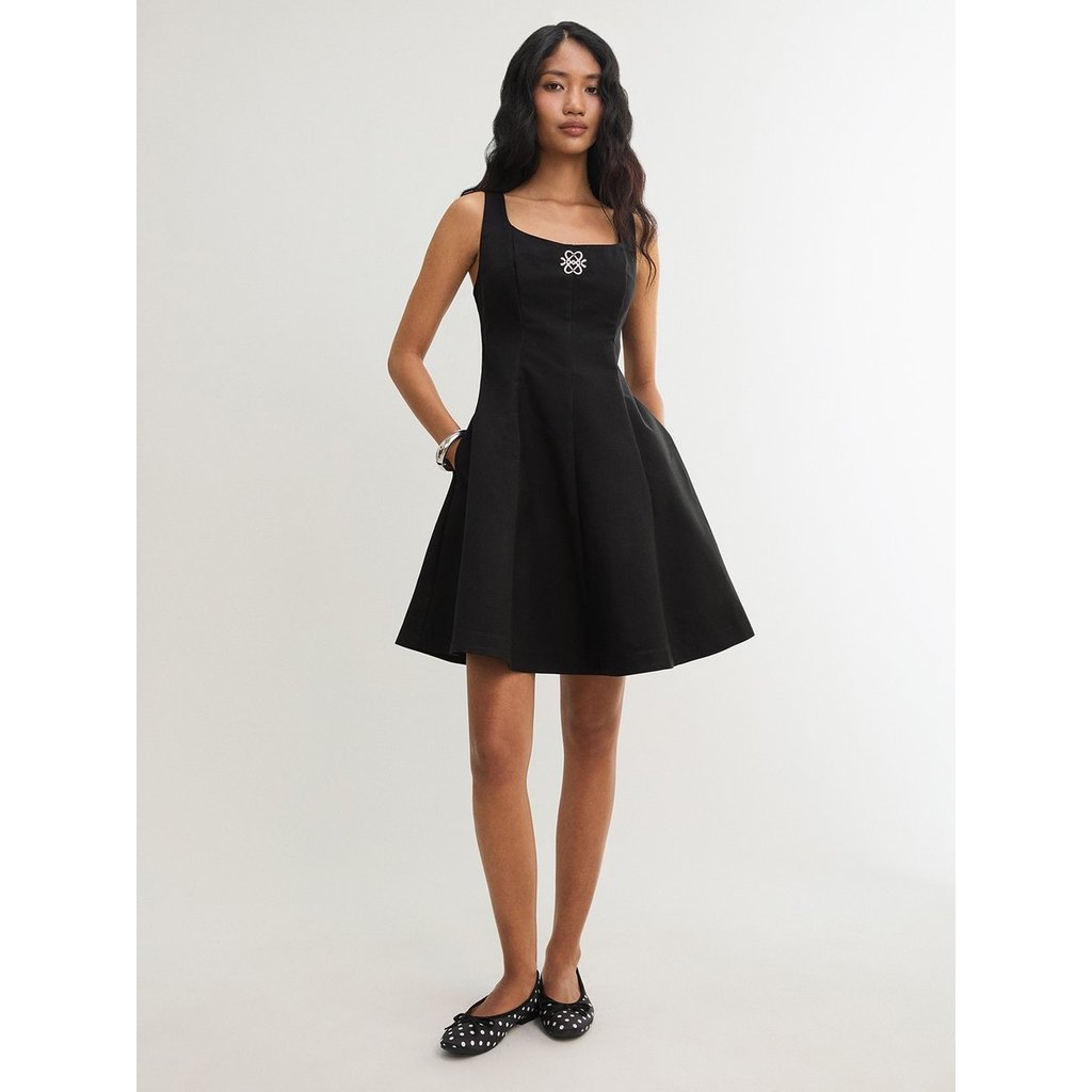 [Pomelo] เดรสสั้นทรงคอเหลี่ยม / Square Neck Flare Mini Dress