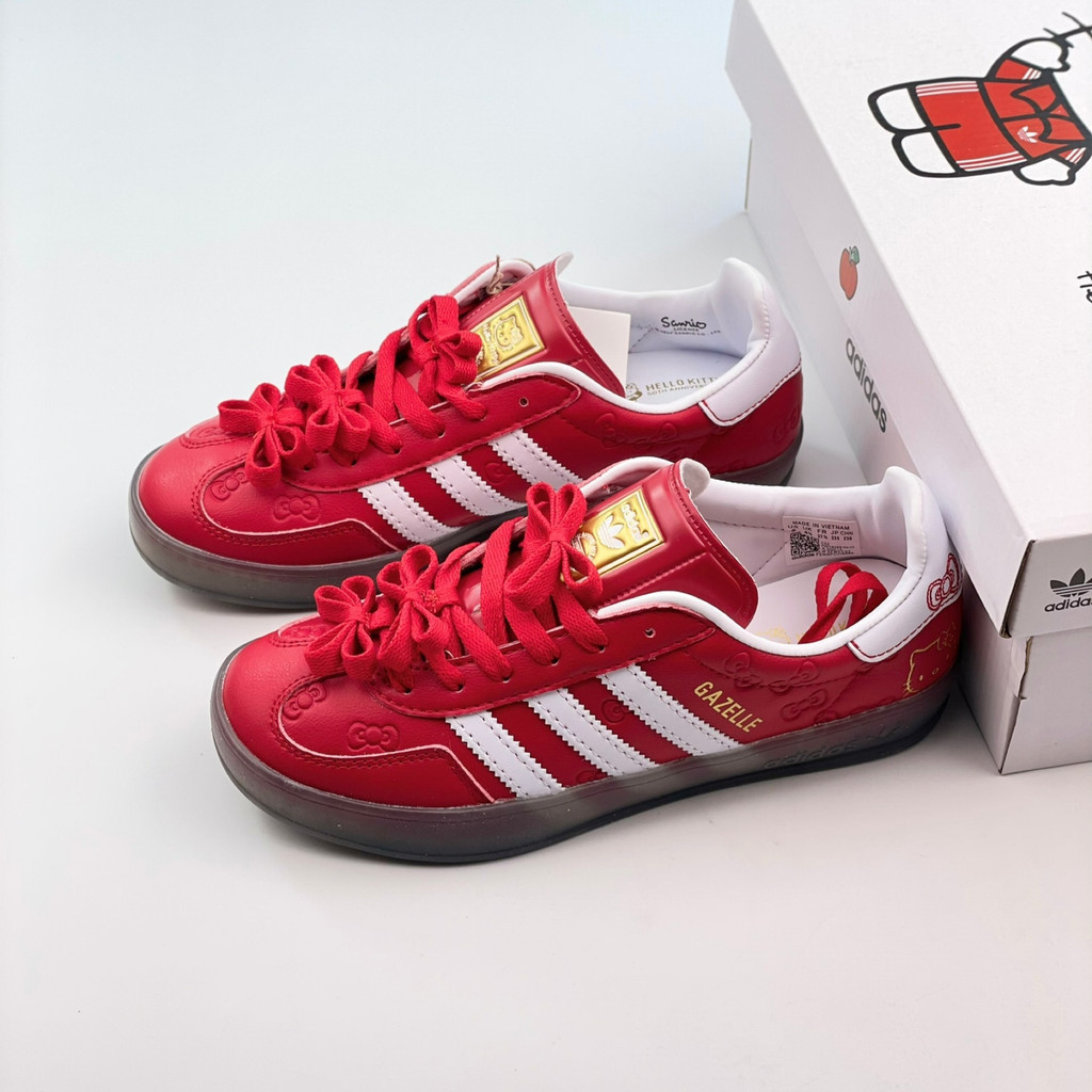 Hello Kitty x Origins GAZELLE Indoor รองเท้าส้นเตี้ย สวมใส่สบาย กันลื่น ทนทาน สีแดง