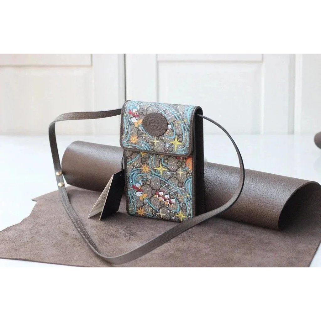 CUCCI กระเป๋าโทรศัพท์มือถือ Donald Duck Messenger Bag Male Bag Female Bag with Legendary Colours Dis