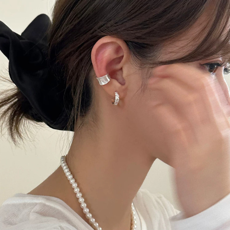 ต่างหูแบบคลิปสไตล์กระดูก สำหรับคนที่ไม่มีรูหู ออกแบบมาอย่างสวยงามในสไตล์เรียบง่าย มาพร้อมขนาดใหญ่ สำหรับผู้หญิง