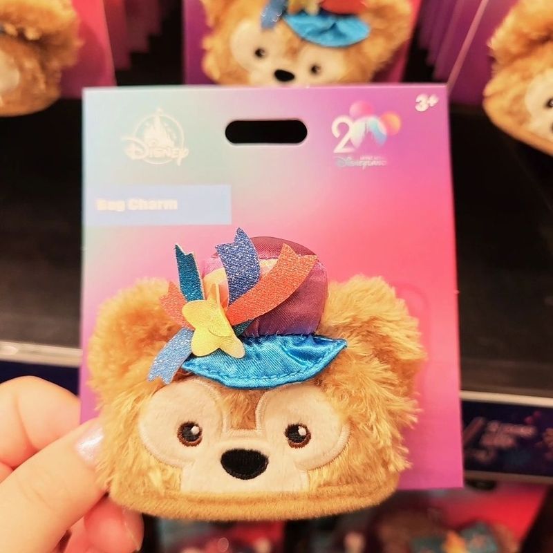 Hong Kong Disneyland Duffy Pendant 20th Anniversary เข็มกลัดจี้ป้าย/ลูกปัด 4.28