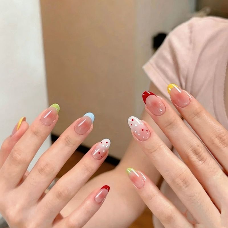 【สไตล์ฝรั่งเศสแบบฟรุ๊ตตี้】ดีไซน์เล็บเพ้นท์ไล่เฉดสี ทรงสั้นรูปวงรี ลายผลไม้ฤดูร้อน สไตล์สาวหวานที่แฝงด้วยความหรูหรา