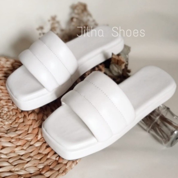 AE2 จาก Puffy Soft Pillow Sandals