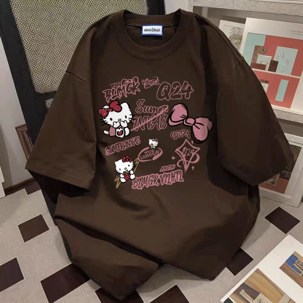 เสื้อโอเวอร์ไซส์พิมพ์ลาย Hello Kitty พิมพ์ลายหวาน ลำลอง เสื้อวินผู้หญิง ผ้าฝ้ายเสื้อแบรนด์ เสื้อยืดสีน้ําตาลผู้หญิง