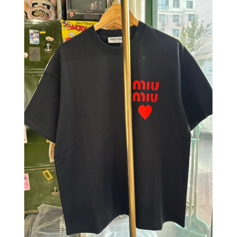 เสื้อยืดผู้ชายและผู้หญิง แขนสั้น ลายพิมพ์หัวใจสีแดงที่หน้าอก สไตล์คูลสำหรับใส่ทุกวัน