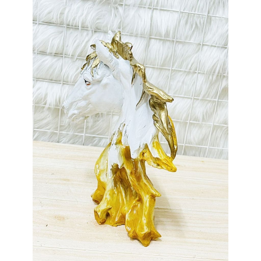 BS8 - Polyresin Horse Decor