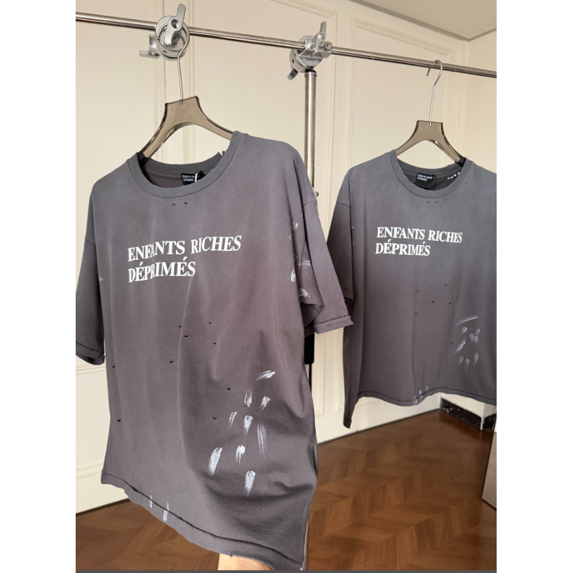 เสื้อยืดแขนสั้นสไตล์สตรีท หมึกพิมพ์ลายด้อยสาด รอบคอมีความยืดหยุ่น ใส่ได้ทั้งผู้ชายและผู้หญิง ออกแบบมาเพื่อความสบายในทุกกิจกรรม