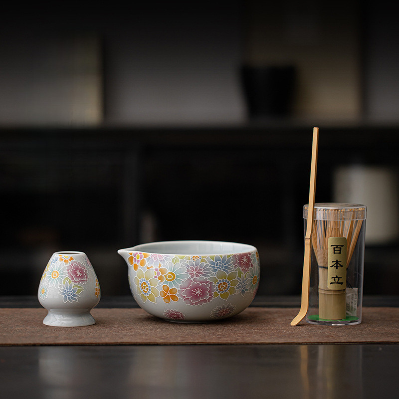ชุดชงมัทฉะ 4 ชิ้น (Matcha Set) ลายดอกไม้หลากสีสวยงาม ในชุดมีถ้วยมัทฉะมีปากเท แปรงไม้ไผ่ แท่นวาง และช้อนตัก ดีไซน์ละมุนสไตล์มินิมอล เหมาะสำหรับโฮมคาเฟ่และมือใหม่ งานพรีเมียม Matcha Whisk Bowl Set Colorful Floral Ceramic Design