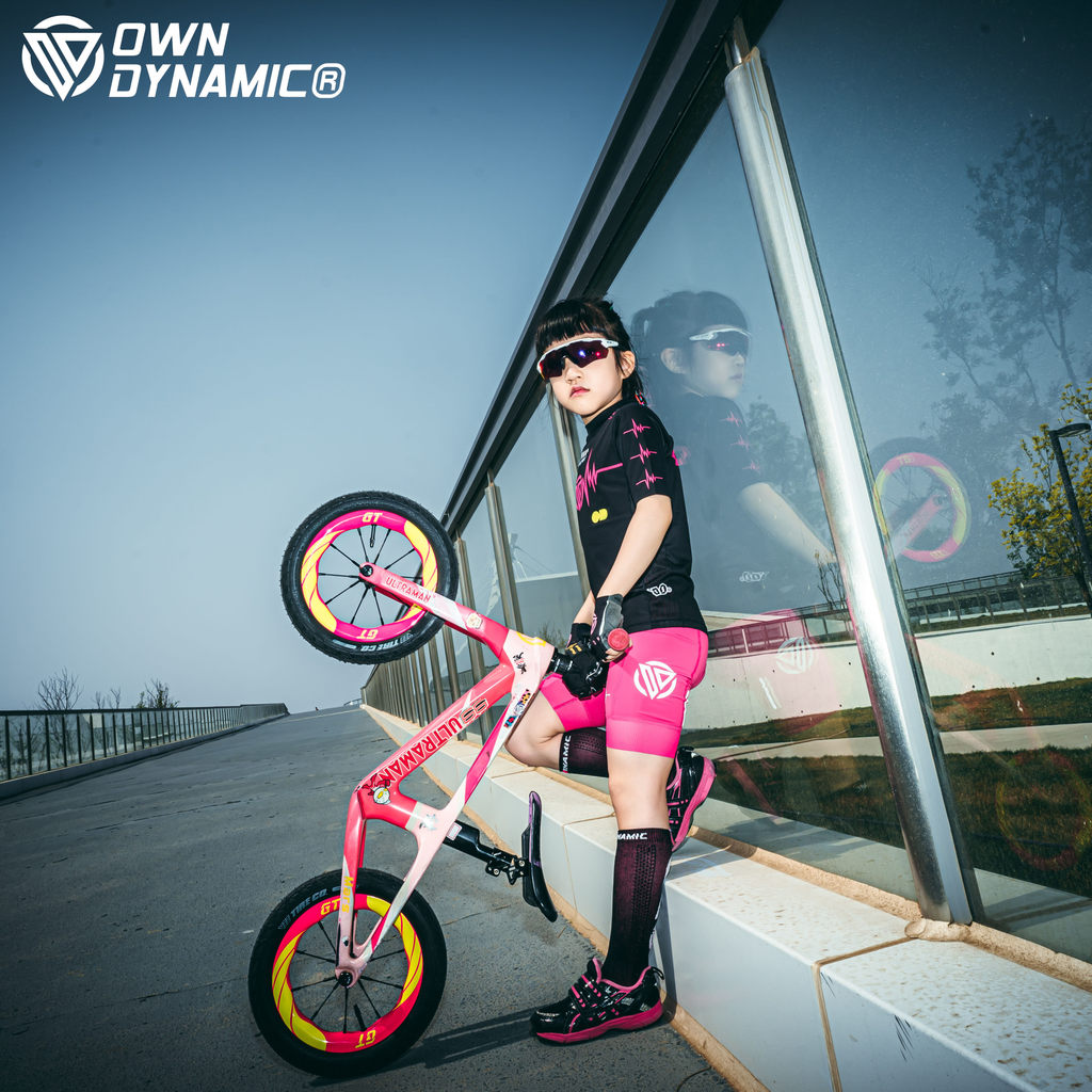 Own Dynamic od ชุดขี่รถสมดุลสำหรับเด็กแขนสั้นสีดำ + กางเกงขาสั้นสีแดงกุหลาบ
