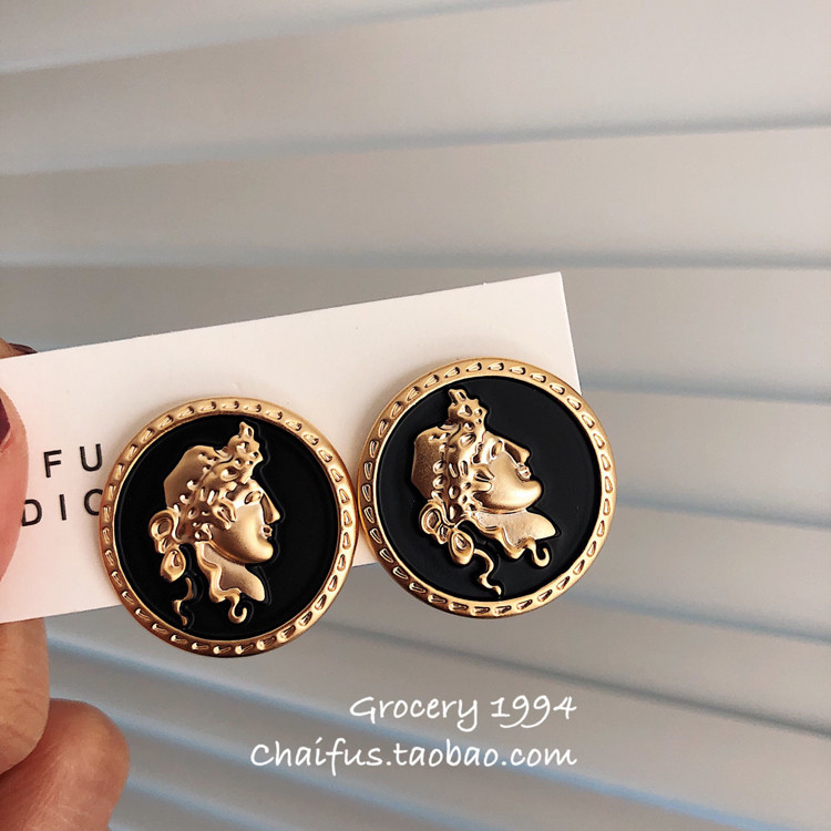 Chaifu studio/E80 INS สไตล์ฮ่องกงสไตล์ Niche Retro Matte ต่างหูสีดําเหรียญหูคลิป