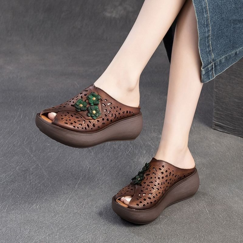 หนาSoled 2026 Cowhide First Layerรองเท้าแตะRetroชาติพันธุ์ดอกไม้ฤดูร้อนสไตล์ใหม่Hollow Fish Mouth Breathableของแท้หนัง