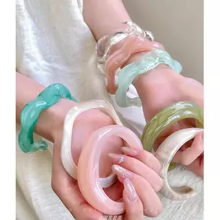 กำไลข้อมืออะคริลิคดีไซน์เรียบง่ายแฟชั่นทรงไม่สม่ำเสมอลายดอกไม้นูนเว้าแบบเปิดใส่ทุกวัน
