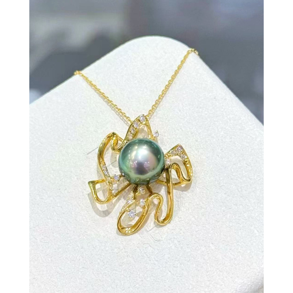 5A Tahitian Round Necklace in 18K Gold - with Natural Diamond - Peacock (9.5mm)
