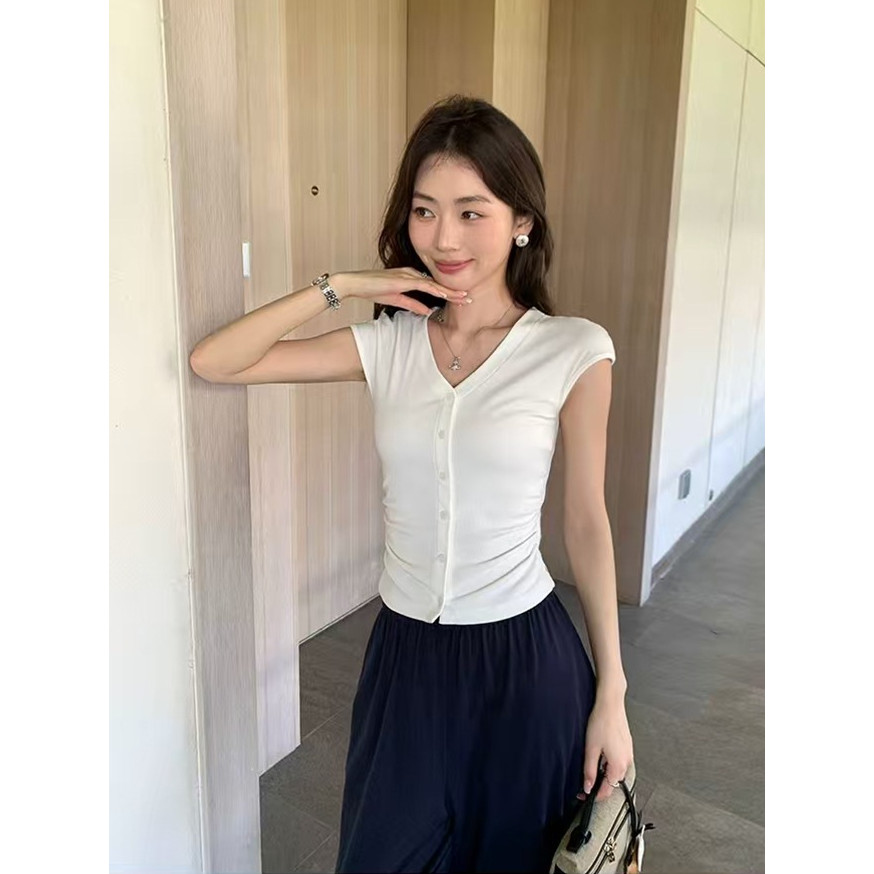 <Moses Queen> เสื้อยืดแขนสั้นคอวีทรงเข้ารูป เสื้อครอปผ้าถักจีบเล็กแขนระบาย