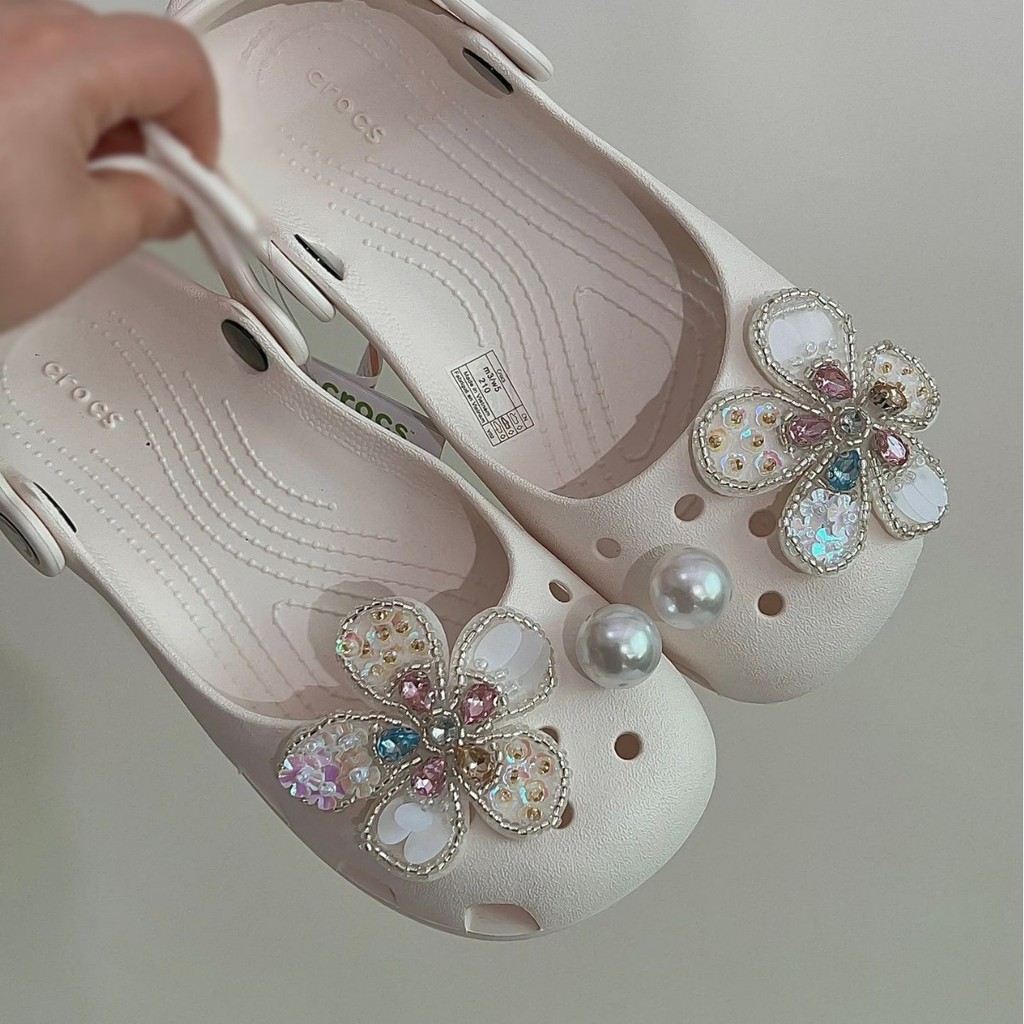 4 ชิ้นปักดอกไม้ & Pearl รองเท้า Charms ชุด - Handmade Rhinestone & เลื่อมดอกไม้ Jibbitz สําหรับ Crocs Clogs, Elegant DIY รองเท้าอุปกรณ์เสริมสําหรับผู้หญิง