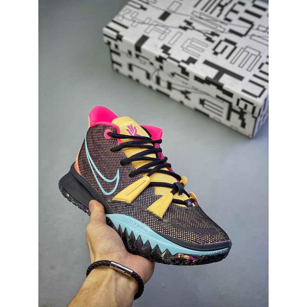 รองเท้าKyrie 7.Pre Heat EP สำหรับIrving สีใหม่พร้อมรายละเอียดการออกแบบที่แม่นยำและส้นเท้าต้นฉบับ