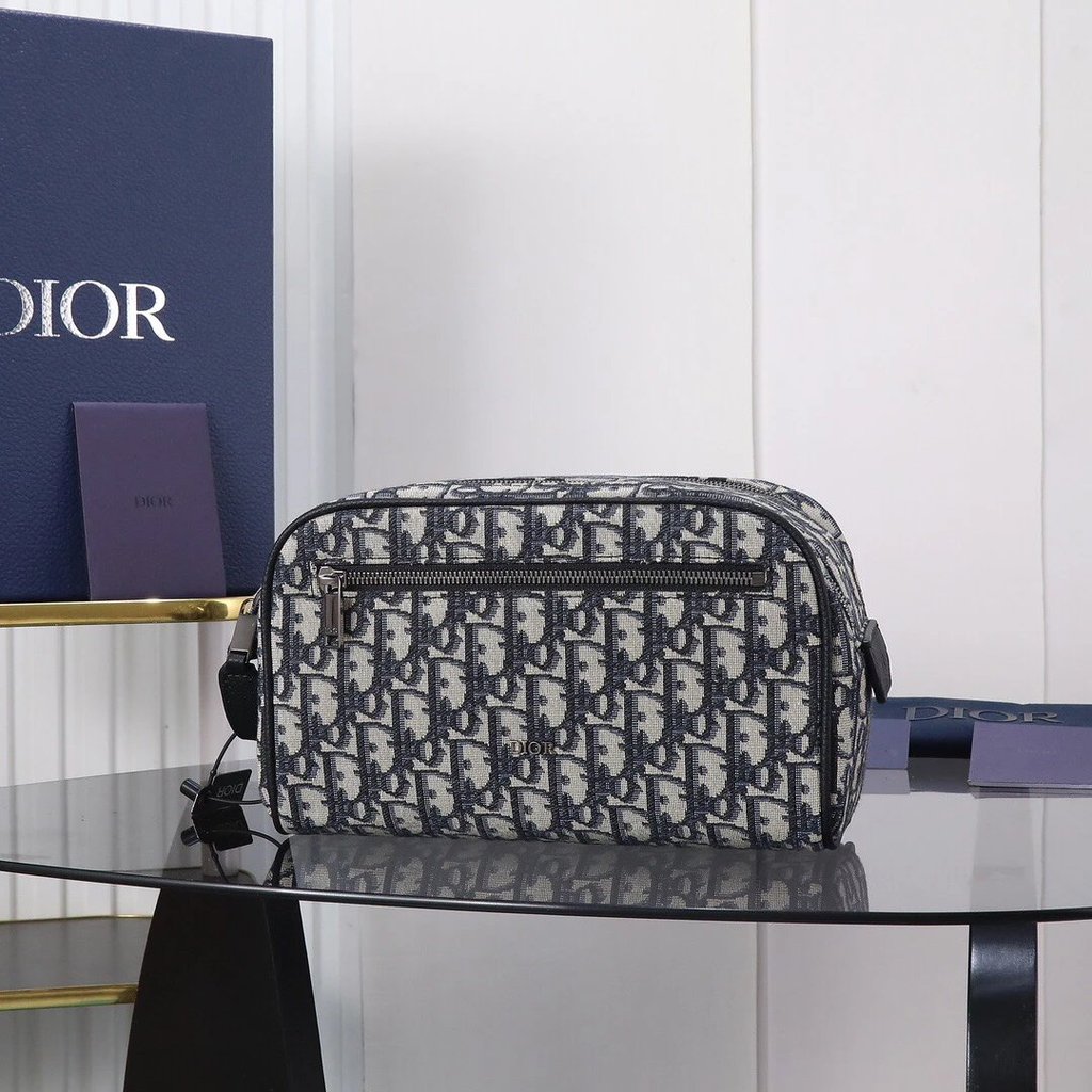ตลาดส่วนใหญ่ยินดีต้อนรับสู่เปรียบเทียบกระเป๋าแป้ง dior
ผ้าพิมพ์ลายเฉียงสีเบจและสีดําและหนังวัวเกรนสี