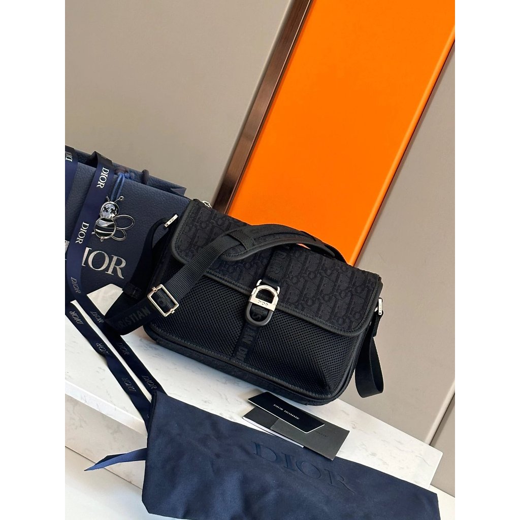 Dior 8 กระเป๋าถือกระเป๋าสะพายกระเป๋า Messenger พร้อมสายสะพาย เปิดตัวใหม่ในปี 2024 ฤดูใบไม้ผลิเสื้อผ้