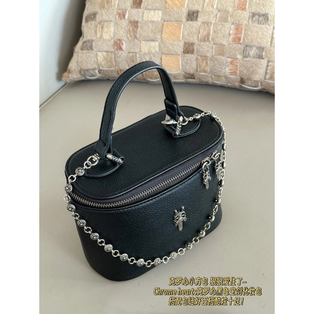 กระเป๋าเครื่องสําอาง Chrome Hearts
กระเป๋าโซ่กระเป๋าสะพายไหล่