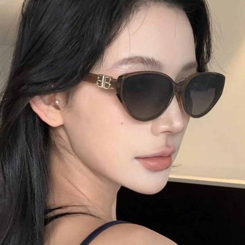 แฟชั่นแว่นตาแมวตาที่มีตัวอักษรโลหะตกแต่งแว่นตาขาอินเทรนด์อุปกรณ์เสริมที่มีสไตล์สําหรับการจับคู่ที่ทันสมัย