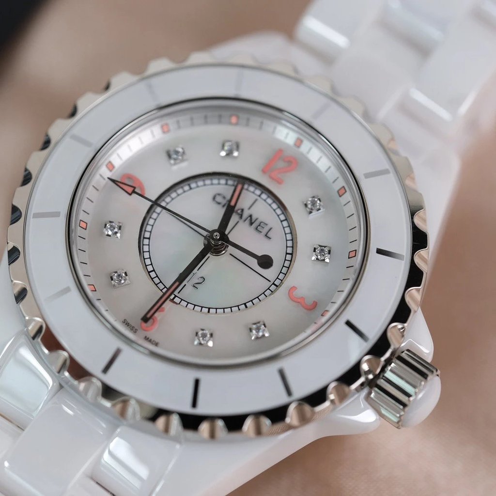 CHANEL CHANEL J12 Quartz Series สไตล์เซรามิกเข้ากันมาก เหมาะสําหรับผู้ทุกข์โลหะ ประกอบการเคลื่อนไหวค