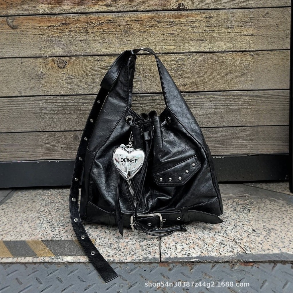 Deinet Rivet ตกแต่ง Drawstring กระเป๋ารถจักรยานยนต์ขนาดใหญ่ความจุ One-Shoulder Cross-Body แบบพกพา To