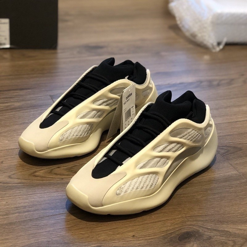 Yeezy 700 V3 สีเบจ-ดํา ใส่ได้ทั้งชายและหญิง รุ่นพิเศษ