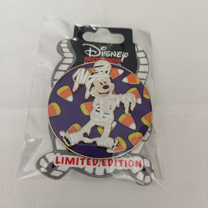 Disney Limited Edition Halloween Mickey Mummy Style Badge/Beads 4.28