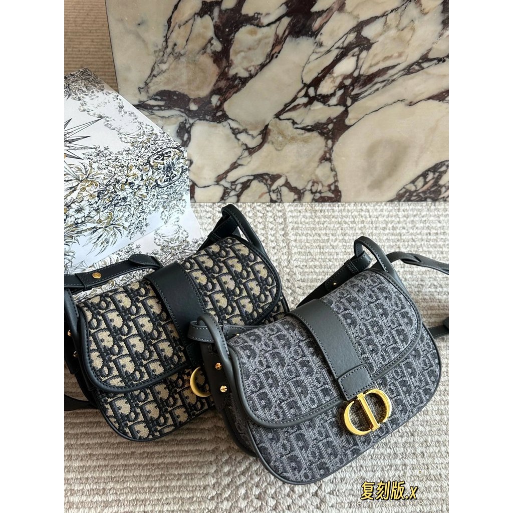 ปักหนังวัว DIORกระเป๋าอานสไตล์ใหม่ DIOR สไตล์ใหม่มาใหม่ Super Classic DIOR Saddle Bag One-Shoulder C