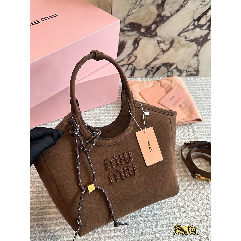 Miumiu Limited Edition Mudou Tote Bag กระเป๋าช้อปปิ้งกระเป๋าถือเรียบง่ายดูดี miumiu Super Practical,