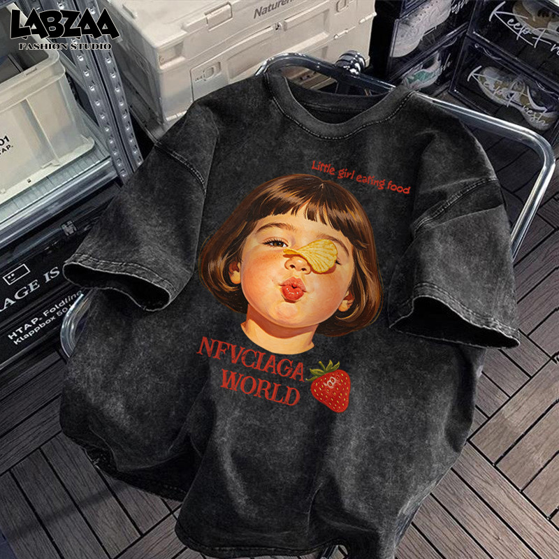 【จัดส่งจากกรุงเทพฯ】LABZAA มาใหม่✨ลายเด็กกินมันฝรั่ง เสื้อยืดฤดูร้อน ผ้าฝ้ายแท้ ทรงหลวมทนทาน YG3838