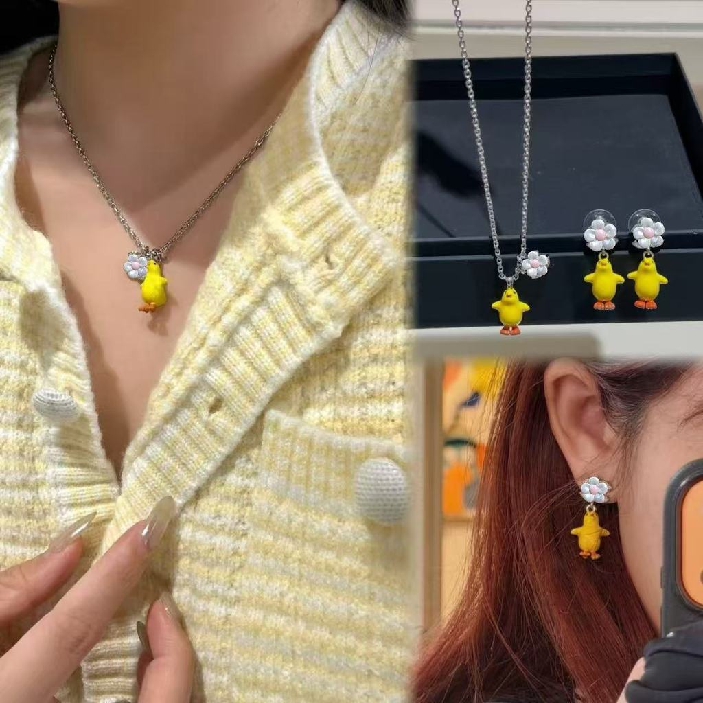 Double C สร้อยคอจี้เจี๊ยบสีเหลือง 2026 สร้อยคอผู้หญิงแฟชั่นที่เรียบง่ายเหมาะสําหรับของขวัญวันเกิดทุกวันและงานปาร์ตี้