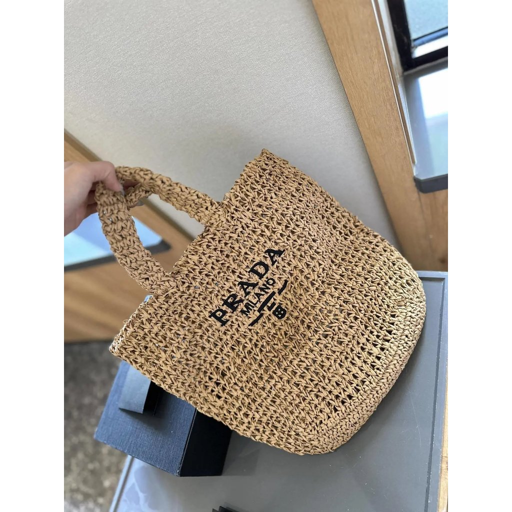 PRADA Vacation Series!ฤดูใบไม้ผลิฤดูร้อน Raffia Straw Bag Tote Bag Beach Vacation Ladies Bag