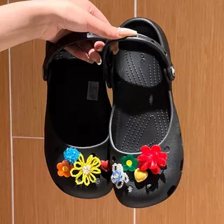 CROCS ดอกไม้ที่มีสีสันและหัวใจรองเท้าเสน่ห์ชุดลูกปัดเครื่องประดับดอกไม้อะคริลิสําหรับจระเข้อุดตันชุดเต็ม