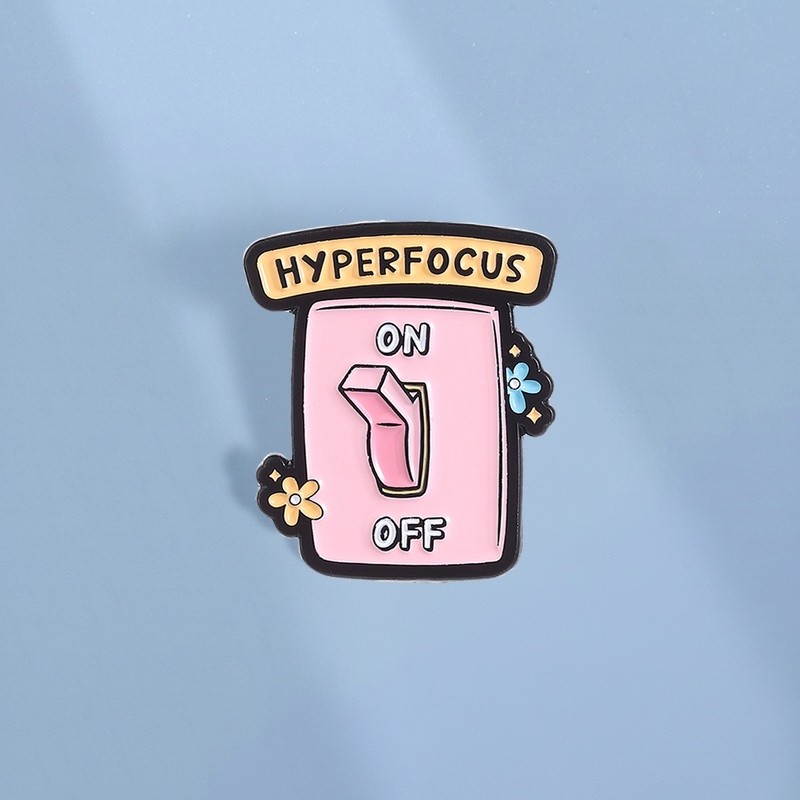 Hyperfocus เปิด/ปิดสวิทช์เคลือบ Pin ADHD Neurodiversity เข็มกลัดตรากระเป๋าเป้สะพายหลังอุปกรณ์เสริมของขวัญสําหรับเพื่อน