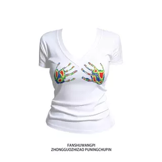 【จัดส่งตลอด 24 ชั่วโมง】เสื้อยืดแขนสั้น คอวี สีขาว กระชับหุ่น สไตล์สาวแซ่บ ฤดูร้อน ดีไซน์เก๋ แฟชั่นสุดชิค y2k shirts