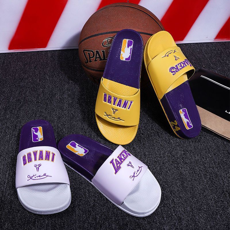 รองเท้าแตะกีฬาผู้ชายสไตล์ใหม่ 2026 ลาย Lakers Kobe Commemorative Edition สําหรับนักเรียน ไซส์ใหญ่ พร้อมส่ง