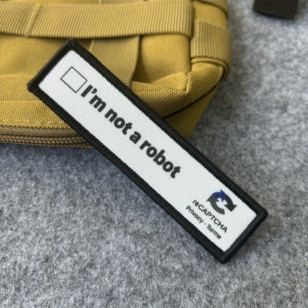 Im Not A Robot Tactical Patch Funny Hook & Loop Emblem Appliques Morale Badge เสื้อผ้ากระเป๋าเป้สะพายหลังสติกเกอร์