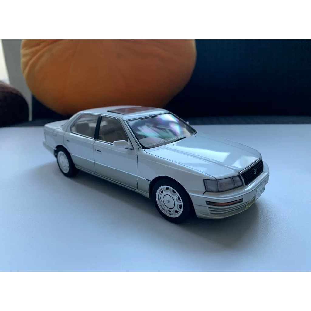 Lexus LS400 (Toyota ce l sio r) 1: 24 Car Model.Qingdao